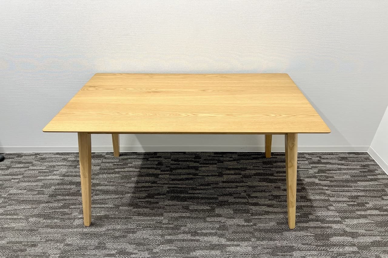木製テーブルの写真